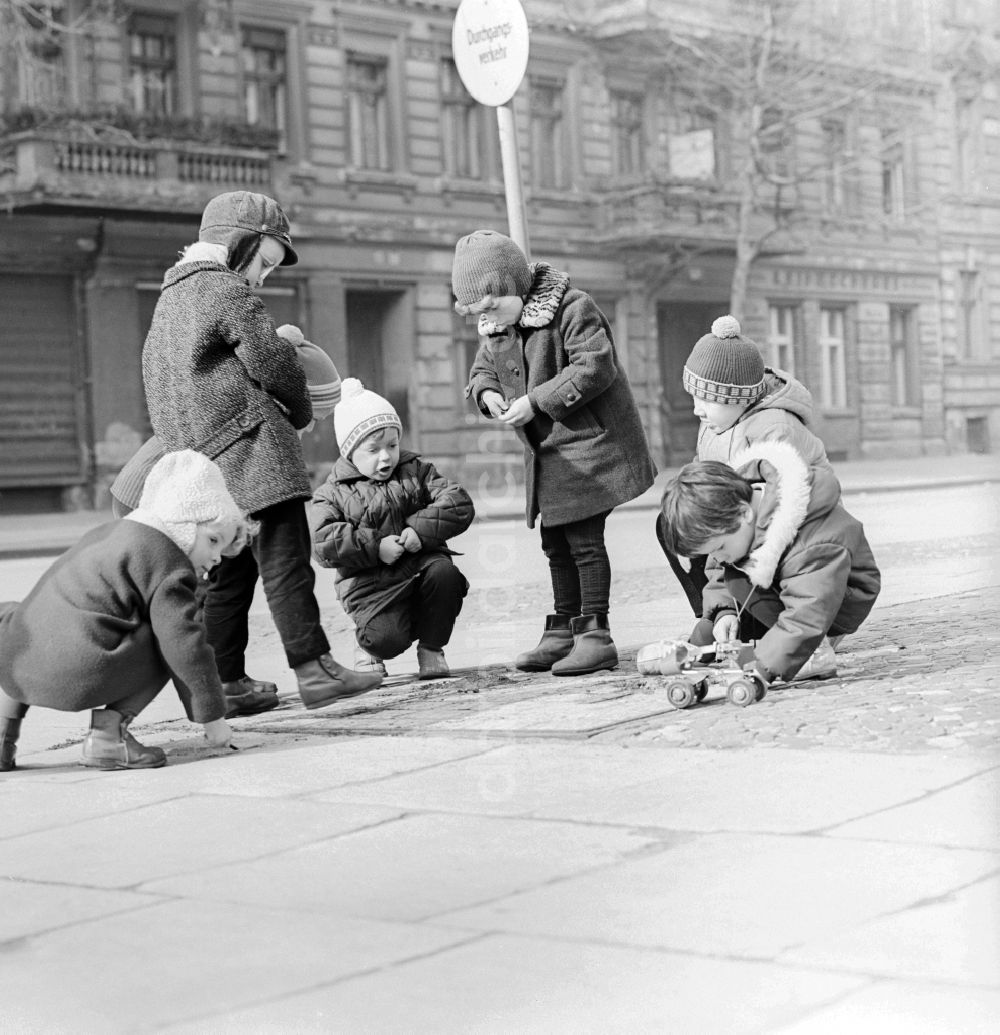 Berlin: Spielende Kinder in Berlin, der ehemaligen Hauptstadt der DDR, Deutsche Demokratische Republik
