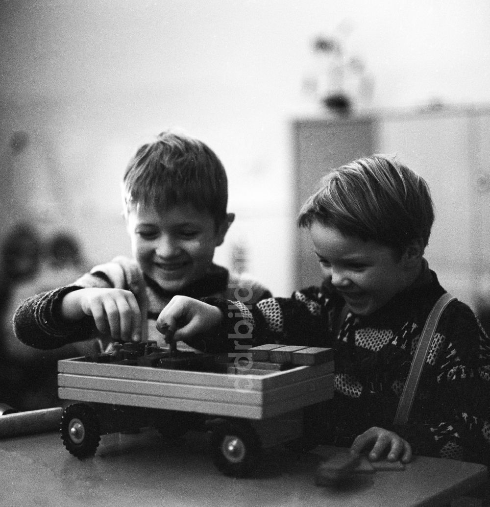 Berlin: Spielende Kinder mit einem Holzspielzeug in Berlin