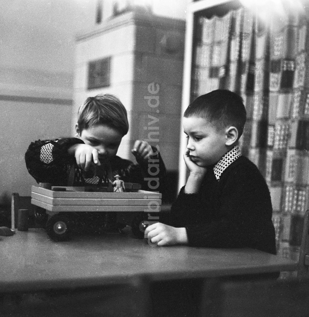 DDR-Fotoarchiv: Berlin - Spielende Kinder mit einem Holzspielzeug in Berlin