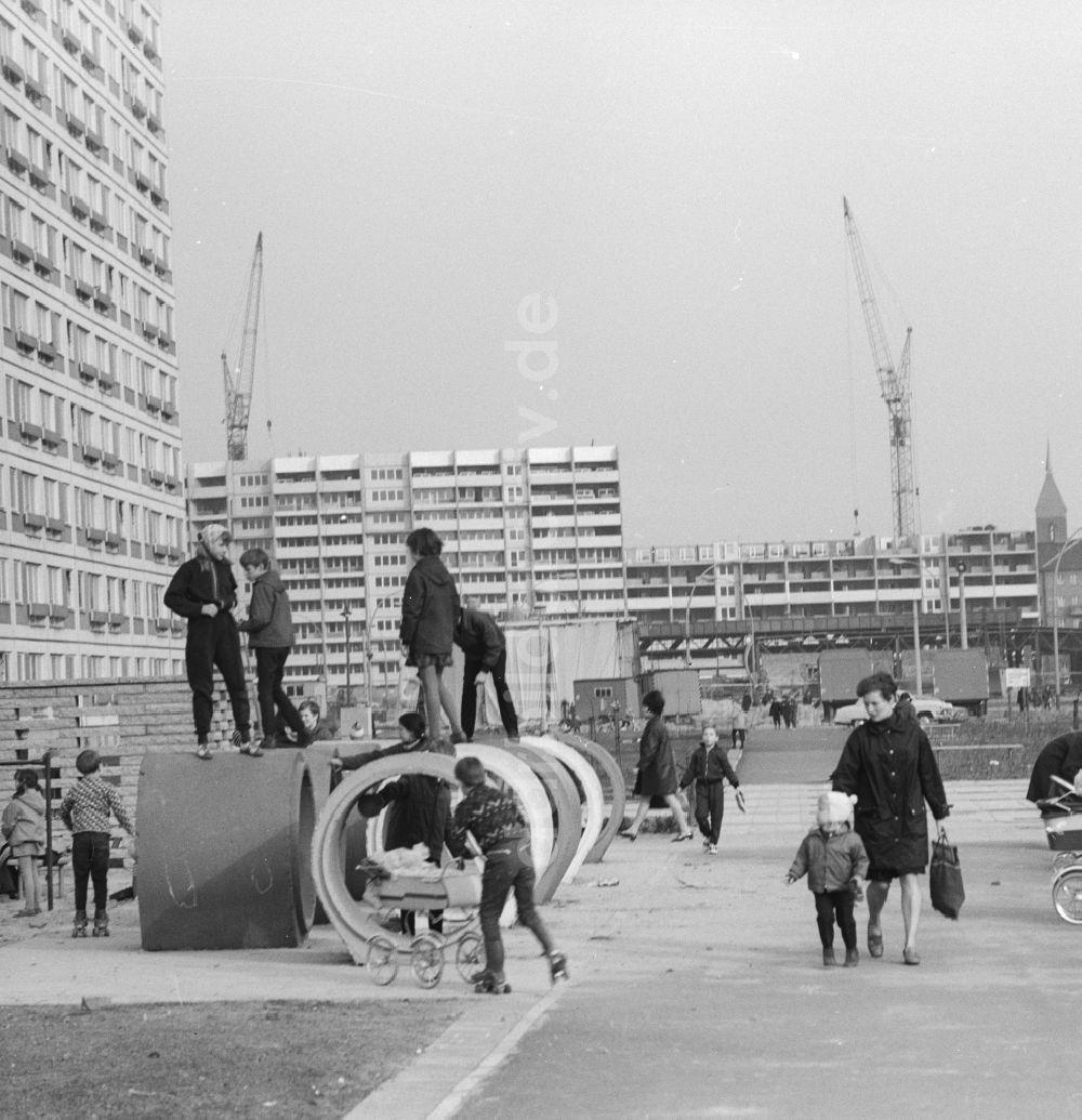 DDR-Bildarchiv: Berlin - Spielende Kinder auf einem Spielplatz in Berlin