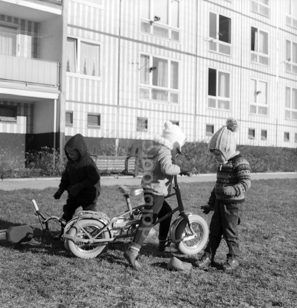 DDR-Fotoarchiv: Berlin - Spielende Kinder mit ihren luftbereiften Rollern in einem Innenhof eines Wohngebietes in Berlin, der ehemaligen Hauptstadt der DDR, Deutsche Demokratische Republik