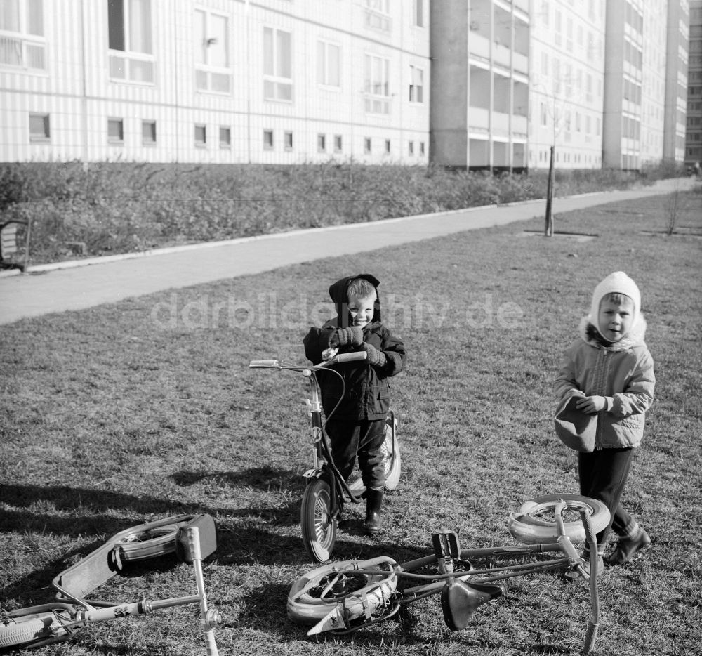 Berlin: Spielende Kinder mit ihren luftbereiften Rollern in einem Innenhof eines Wohngebietes in Berlin, der ehemaligen Hauptstadt der DDR, Deutsche Demokratische Republik