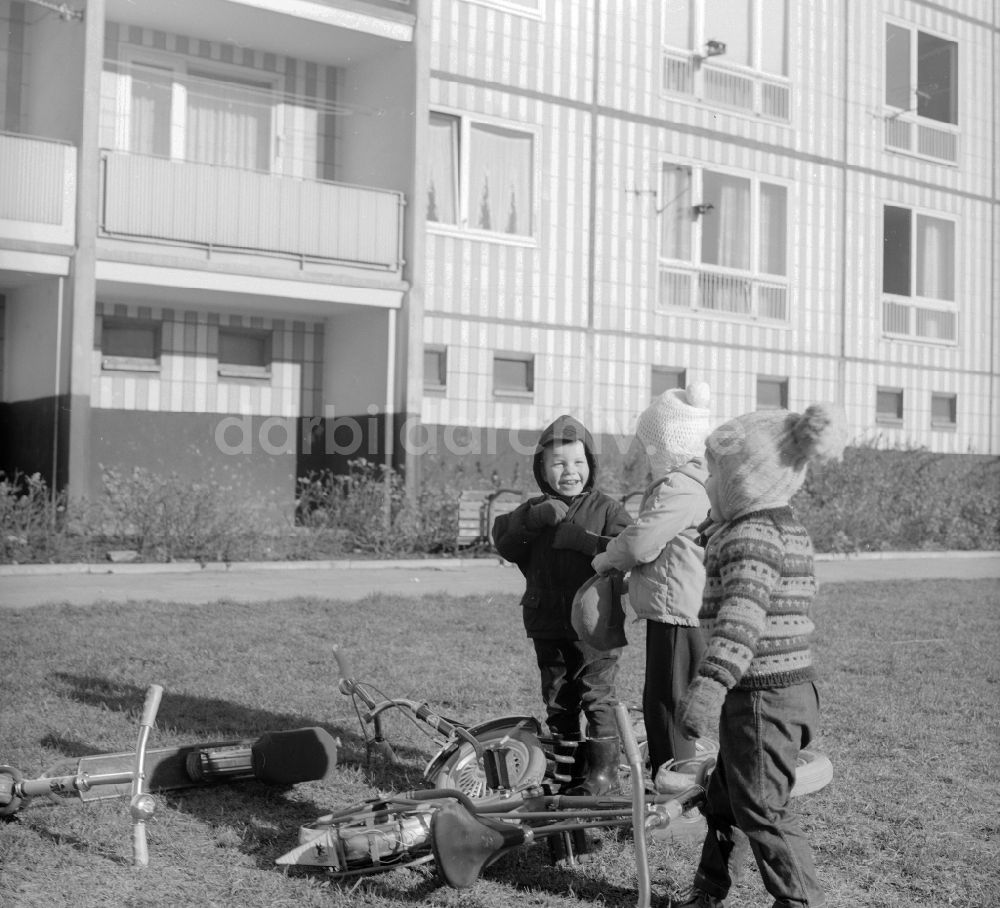 DDR-Bildarchiv: Berlin - Spielende Kinder mit ihren luftbereiften Rollern in einem Innenhof eines Wohngebietes in Berlin, der ehemaligen Hauptstadt der DDR, Deutsche Demokratische Republik