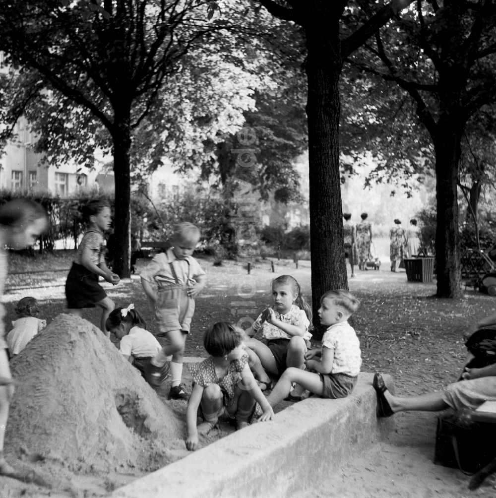 DDR-Fotoarchiv: Berlin - Spielende Kinder im Sandkasten in Berlin, der ehemaligen Hauptstadt der DDR, Deutsche Demokratische Republik