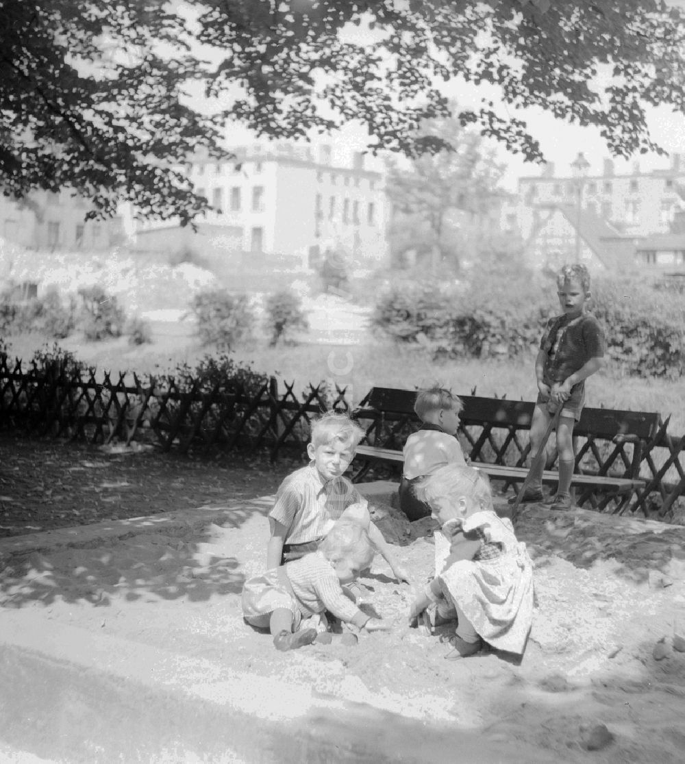 Berlin: Spielende Kinder im Sandkasten in Berlin, der ehemaligen Hauptstadt der DDR, Deutsche Demokratische Republik