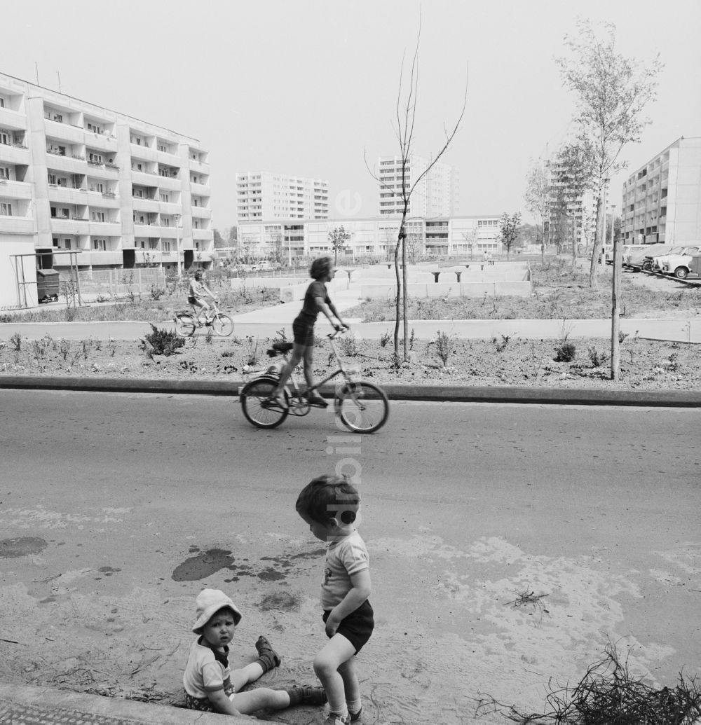 DDR-Bildarchiv: Berlin - Spielende Kinder auf der Straße, im Neubaugebiet Berlin- Marzahn
