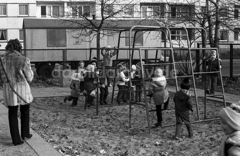 DDR-Bildarchiv: Berlin - Spielplatz in Berlin, der ehemaligen Hauptstadt der DDR, Deutsche Demokratische Republik