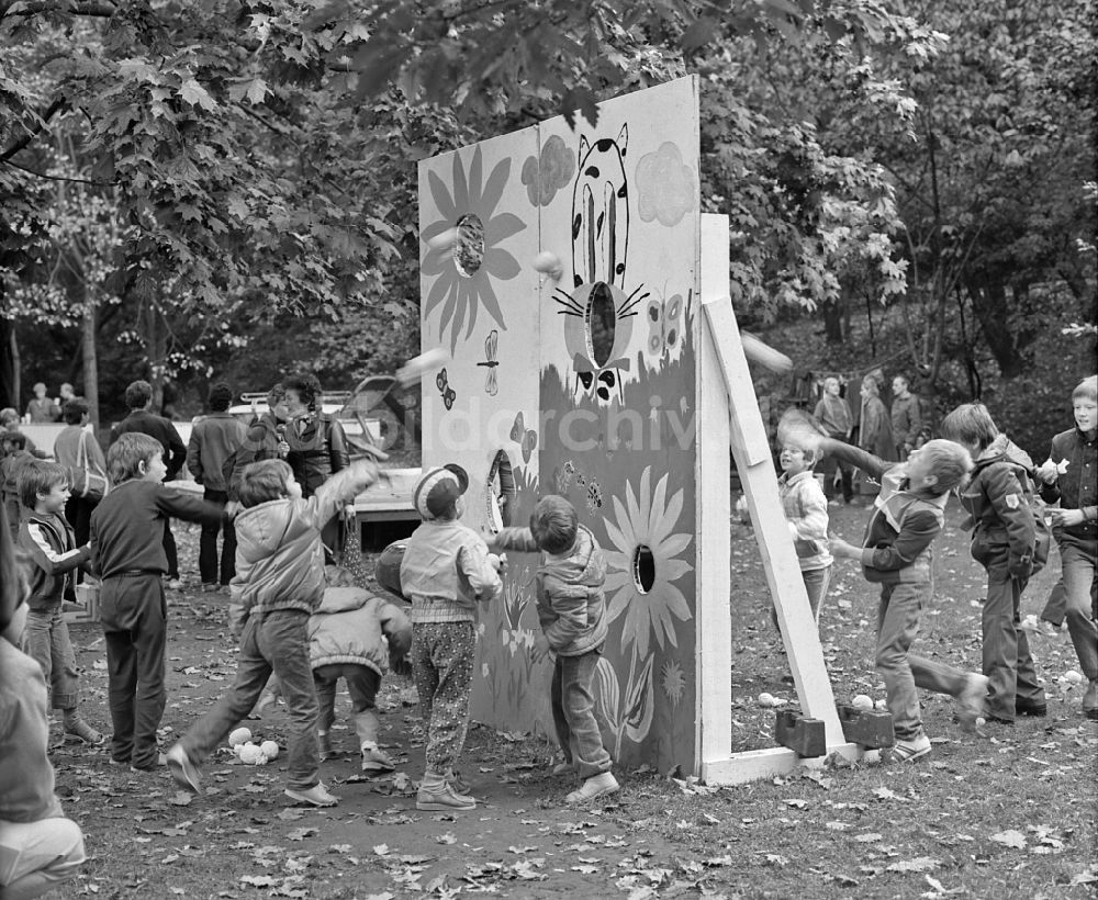 Berlin: Spielplatz im Ortsteil Friedrichshain in Berlin in der DDR