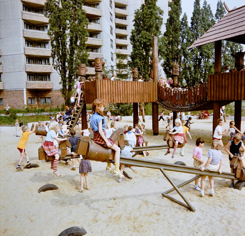 Berlin: Spielplatz im Wohngebiet Ernst-Thälmann-Park Prenzlauer Berg in Ostberlin