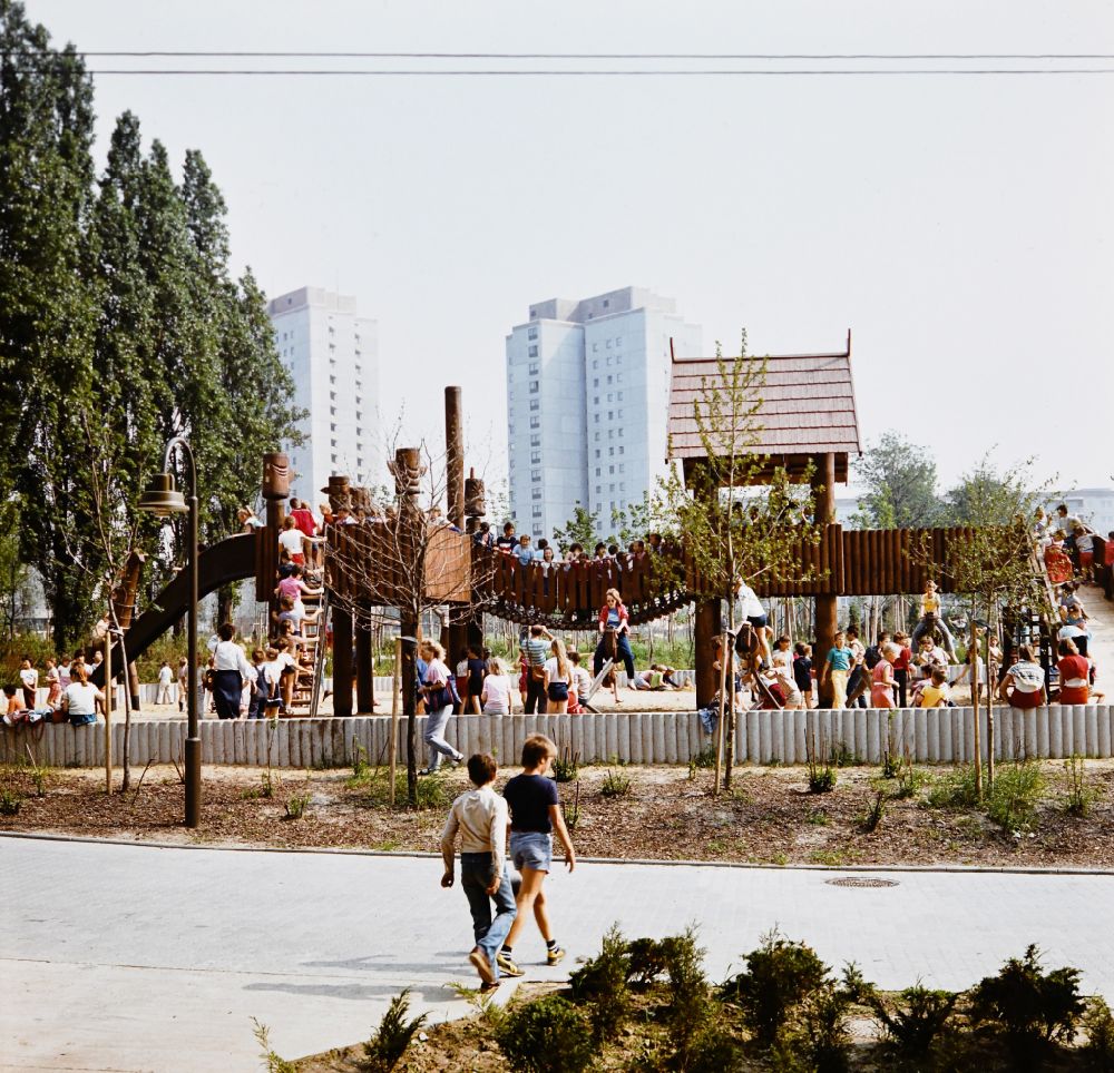 DDR-Bildarchiv: Berlin - Spielplatz im Wohngebiet Ernst-Thälmann-Park Prenzlauer Berg in Ostberlin