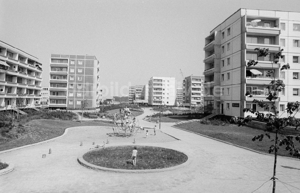 Magdeburg: Spielplatz in einer Wohngebietssiedlung im Stadtteil Olvenstedt in Magdeburg in Sachsen-Anhalt in der DDR