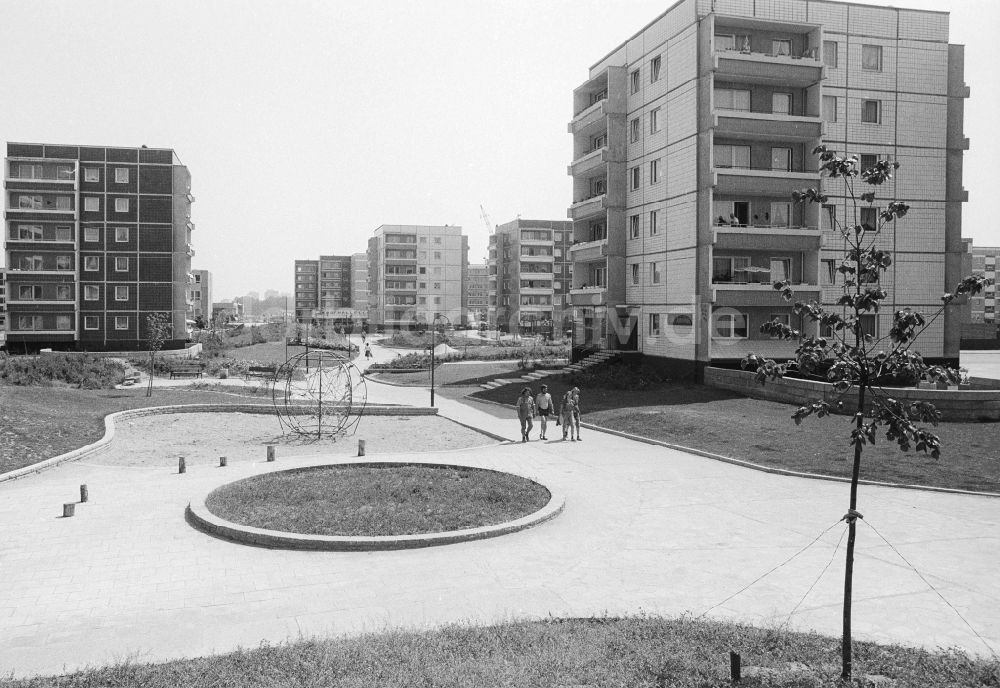 DDR-Fotoarchiv: Magdeburg - Spielplatz in einer Wohngebietssiedlung im Stadtteil Olvenstedt in Magdeburg in Sachsen-Anhalt in der DDR