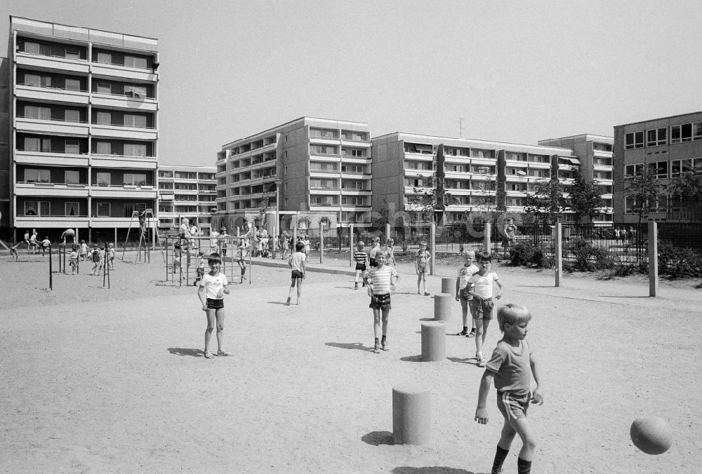 DDR-Fotoarchiv: Magdeburg - Spielplatz in einer Wohngebietssiedlung im Stadtteil Olvenstedt in Magdeburg in Sachsen-Anhalt in der DDR