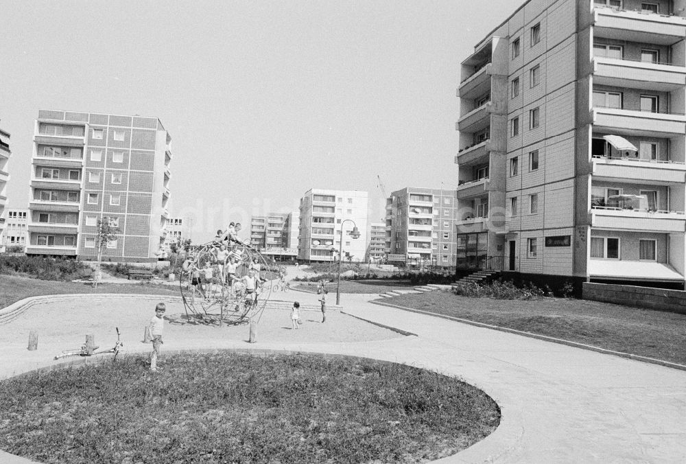 DDR-Bildarchiv: Magdeburg - Spielplatz in einer Wohngebietssiedlung im Stadtteil Olvenstedt in Magdeburg im Bundesland Sachsen-Anhalt auf dem Gebiet der ehemaligen DDR, Deutsche Demokratische Republik