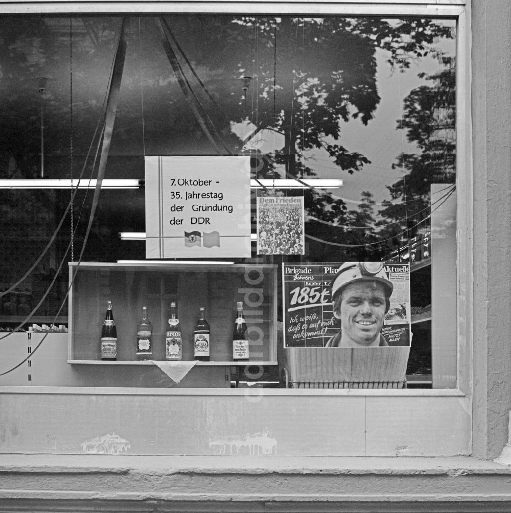 DDR-Bildarchiv: Bautzen - Spirituosen und Losung auf Plakatwerbung in einem Schaufenster in Bautzen in DDR