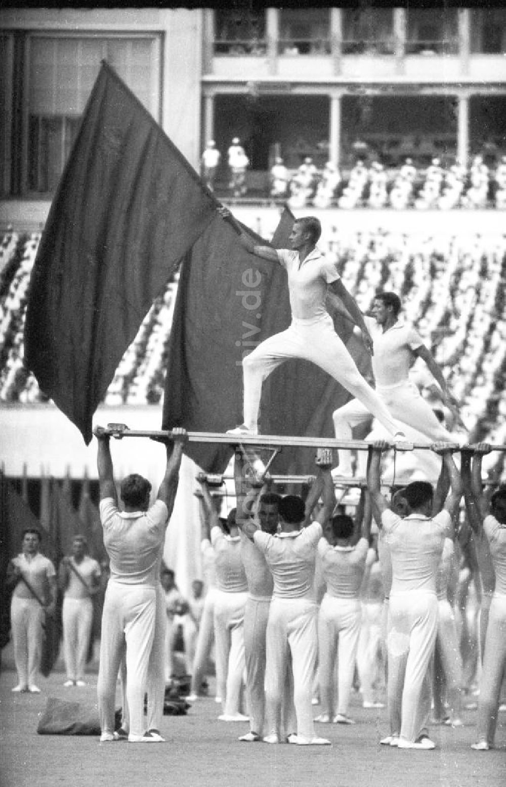 DDR-Bildarchiv: Leipzig - Sportler präsentieren sich mit einer Fahne auf dem Turnfest, Leipzig 1963