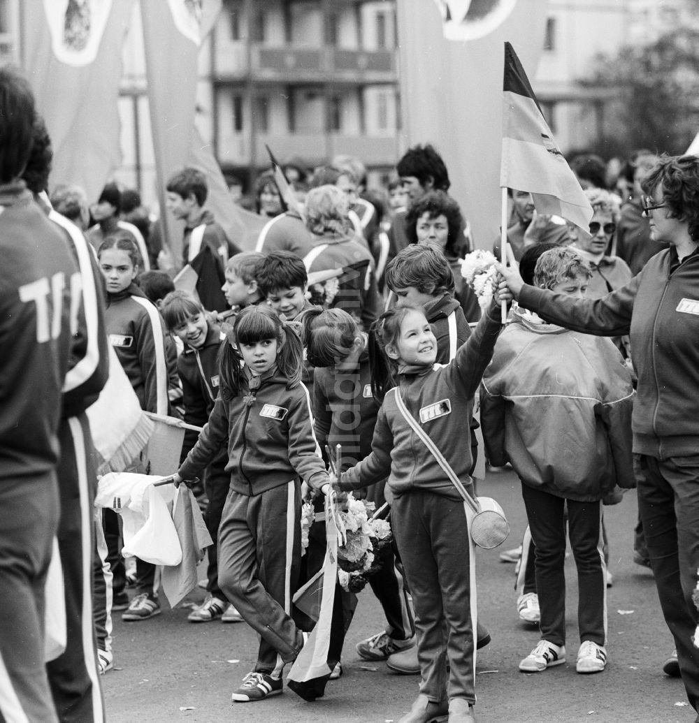 Berlin: Sportlerinnen und Sportler vom Sportverein TSC (Berliner Turn- und Sportclub)Berlin treffen sich mit Fahnen und anderen Winkelementen zur 1.Mai Demonstration in Berlin, der ehemaligen Hauptstadt der DDR, Deutsche Demokratische Republik