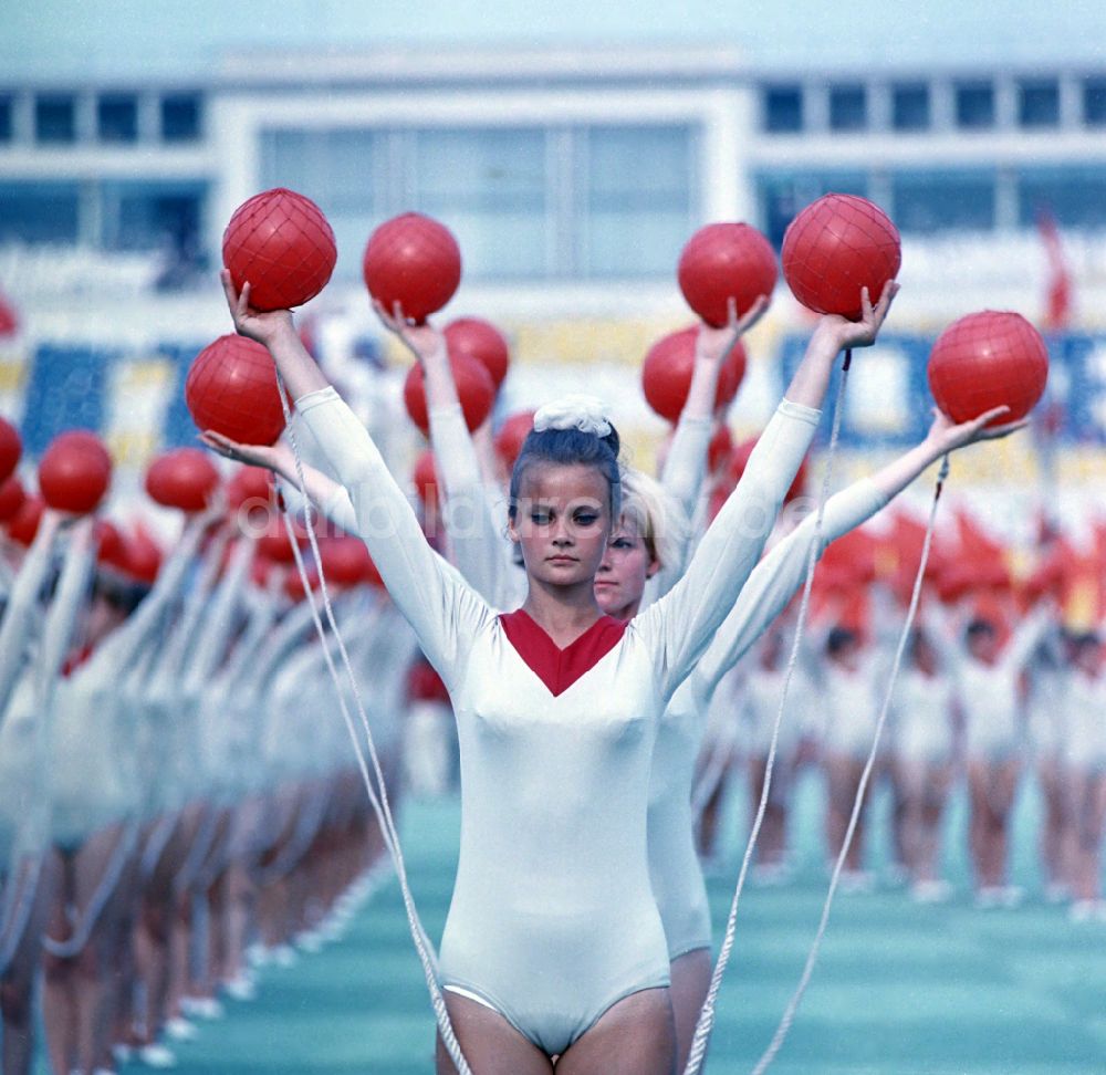 DDR-Fotoarchiv: Leipzig - Sportlerinnen auf dem Turn- und Sportfest 1969 in Leipzig