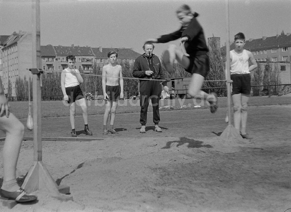 DDR-Fotoarchiv: Berlin - Sportunterricht auf dem Kurt-Ritter-Sportplatz im Ortsteil Friedrichshain in Berlin in der DDR