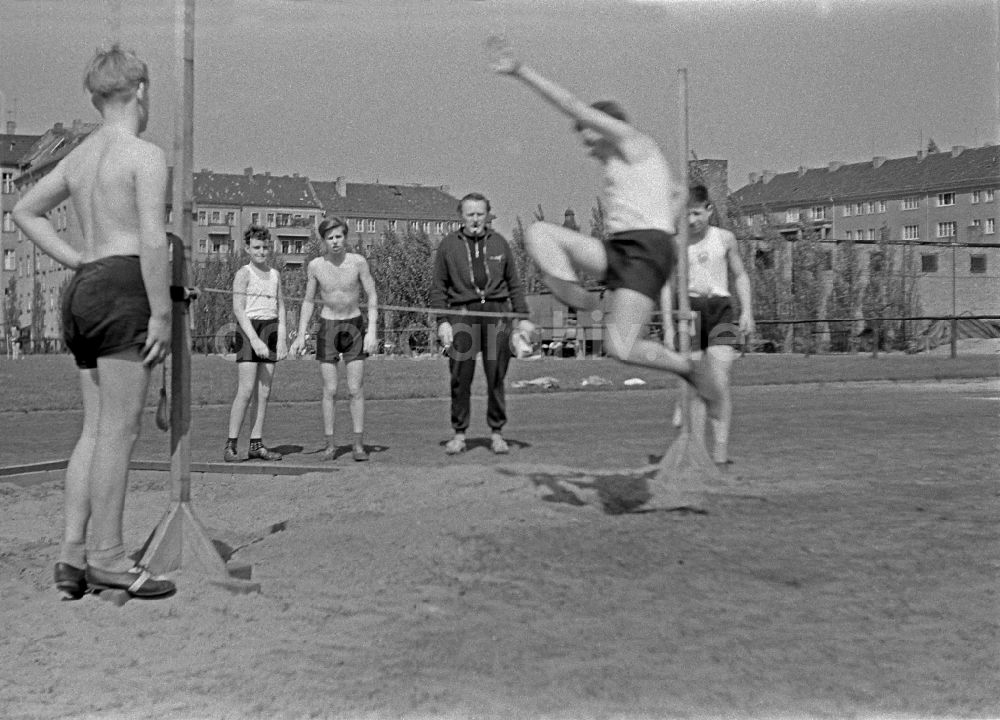 Berlin: Sportunterricht auf dem Kurt-Ritter-Sportplatz im Ortsteil Friedrichshain in Berlin in der DDR