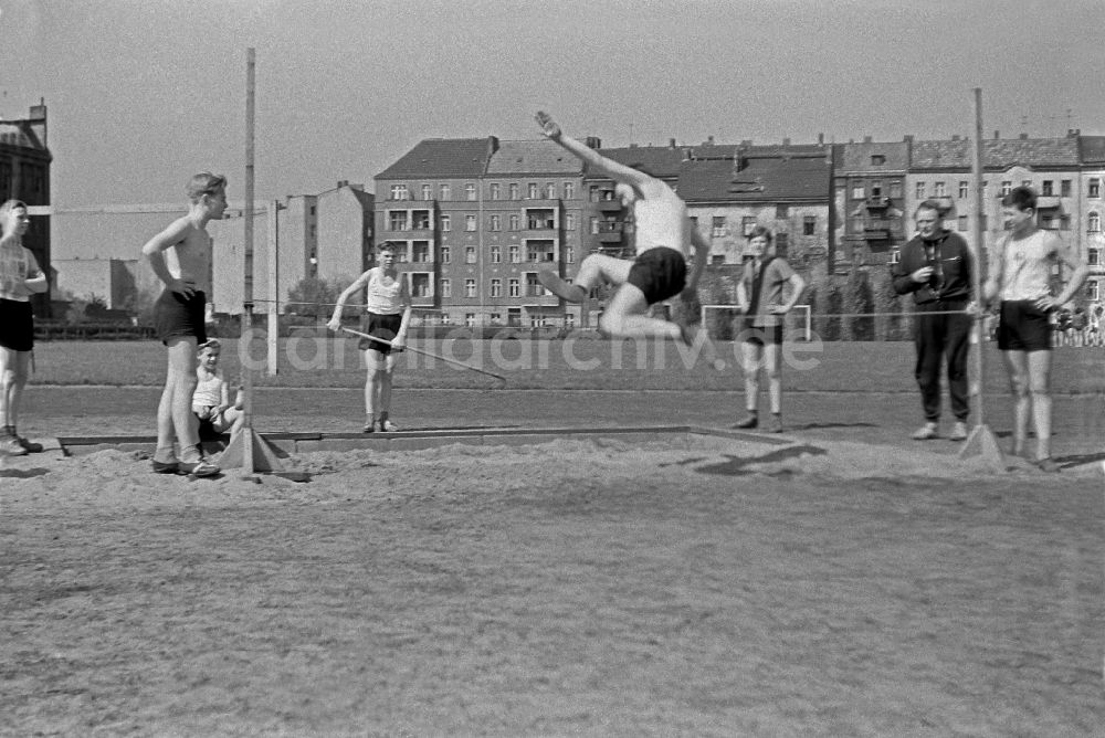 DDR-Bildarchiv: Berlin - Sportunterricht auf dem Kurt-Ritter-Sportplatz im Ortsteil Friedrichshain in Berlin in der DDR