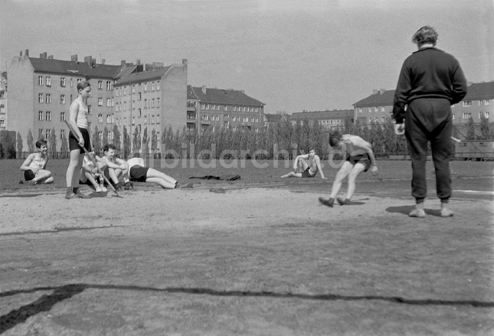 DDR-Fotoarchiv: Berlin - Sportunterricht auf dem Kurt-Ritter-Sportplatz im Ortsteil Friedrichshain in Berlin in der DDR