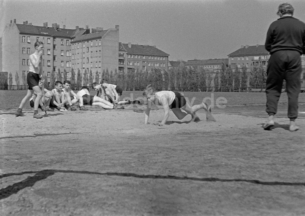 DDR-Bildarchiv: Berlin - Sportunterricht auf dem Kurt-Ritter-Sportplatz im Ortsteil Friedrichshain in Berlin in der DDR
