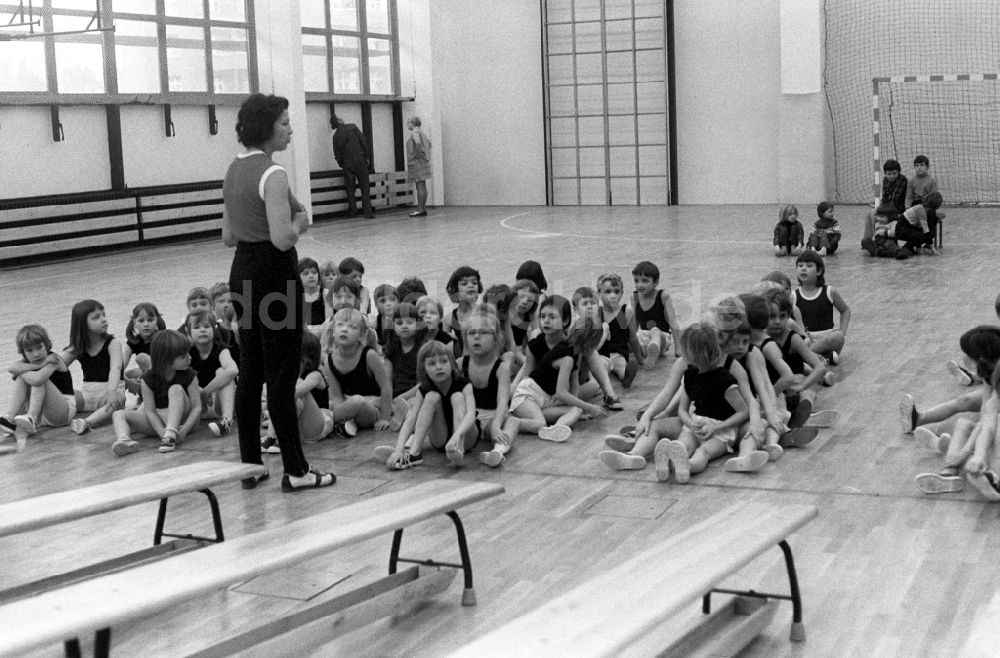 DDR-Fotoarchiv: Berlin - Sportunterricht in neuer Turnhalle in Berlin Pankow, der ehemaligen Hauptstadt der DDR, Deutsche Demokratische Republik