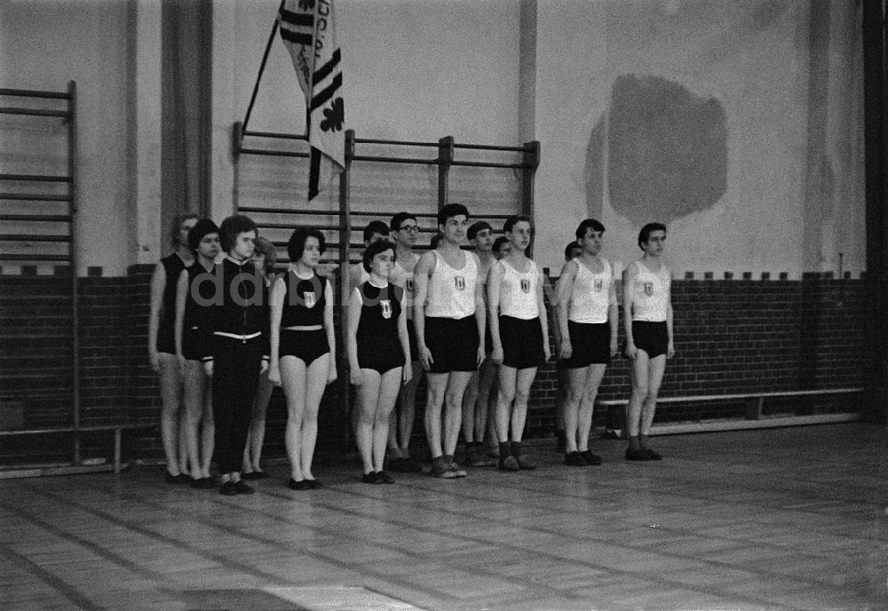 DDR-Bildarchiv: Berlin - Sportunterricht in einer Sporthalle in Berlin in der DDR