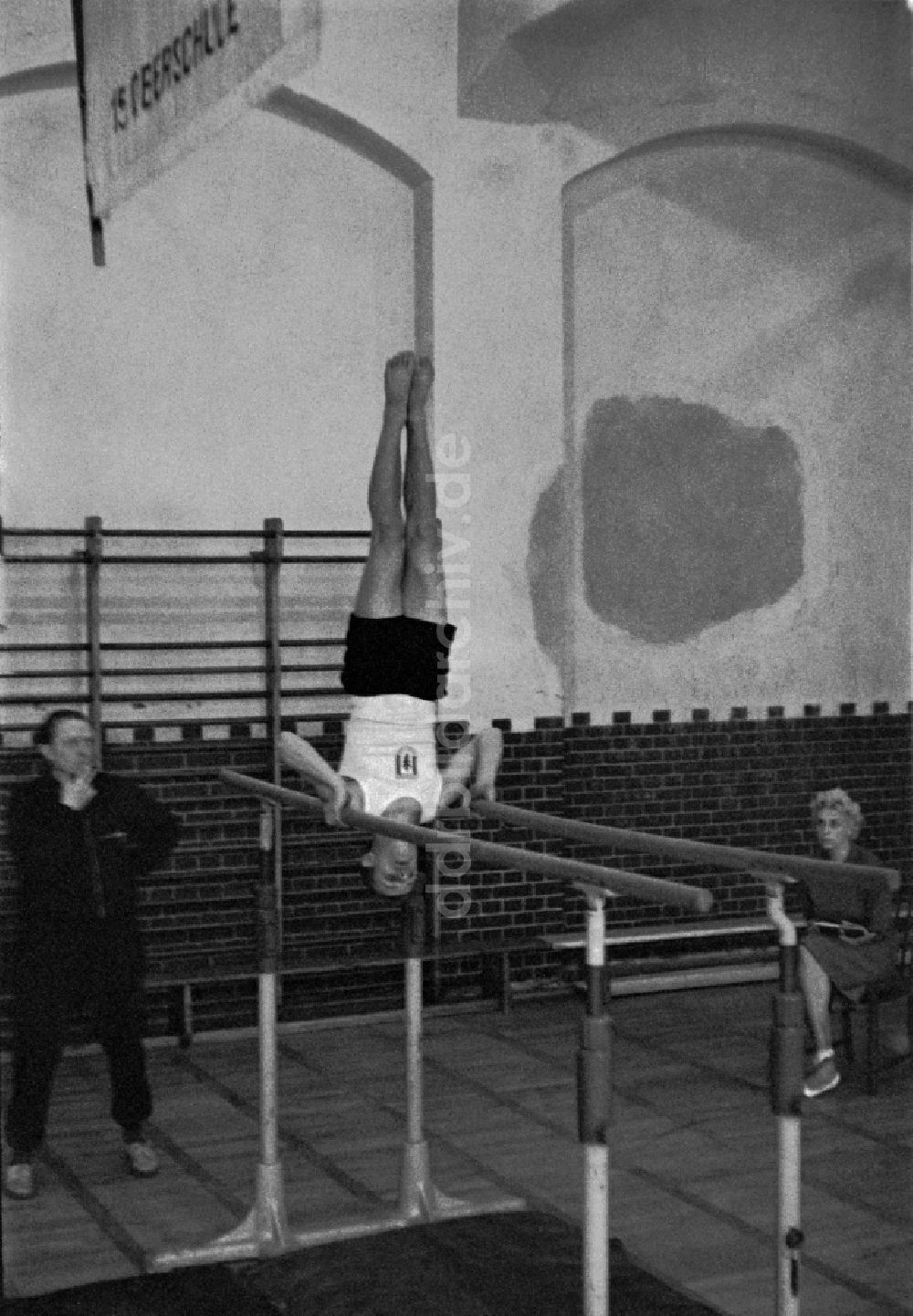 Berlin: Sportunterricht in einer Sporthalle in Berlin in der DDR