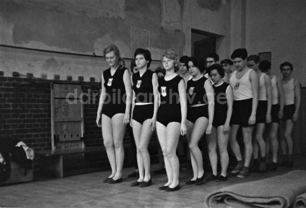DDR-Fotoarchiv: Berlin - Sportunterricht in einer Sporthalle in Berlin in der DDR