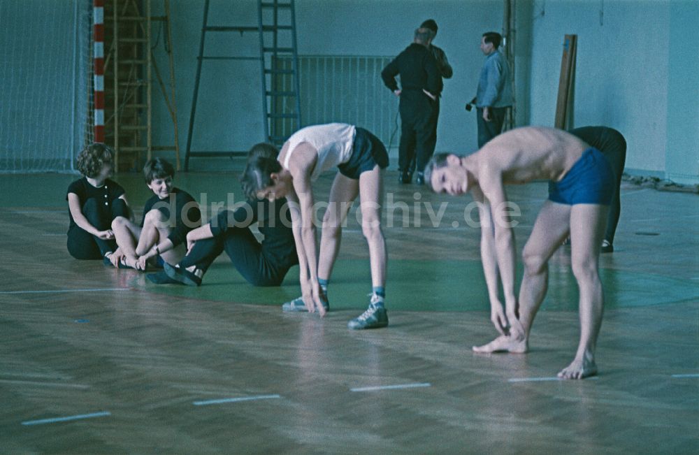 DDR-Fotoarchiv: Berlin - Sportunterricht in einer Turnhalle in Berlin in der DDR