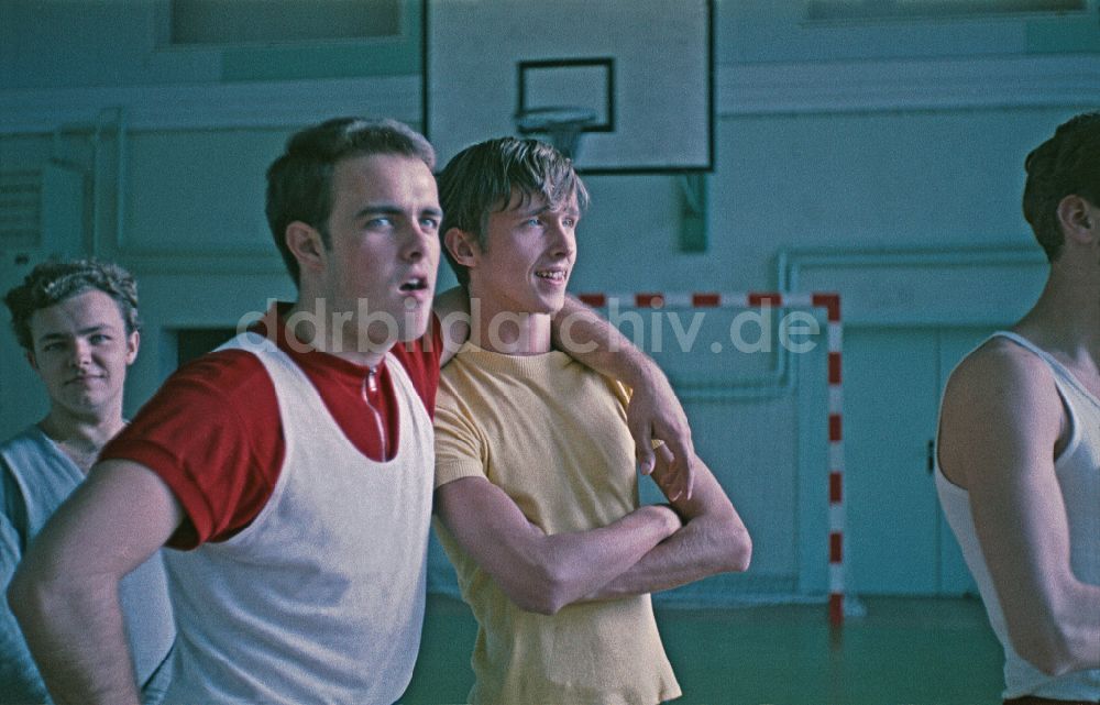 Berlin: Sportunterricht in einer Turnhalle in Berlin in der DDR