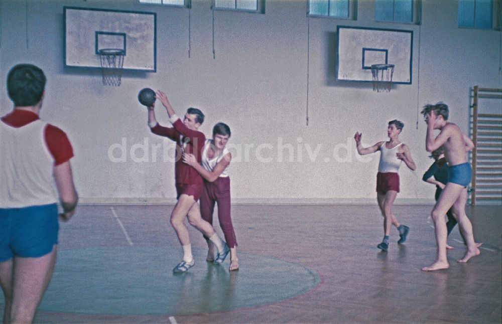 DDR-Bildarchiv: Berlin - Sportunterricht in einer Turnhalle in Berlin in der DDR