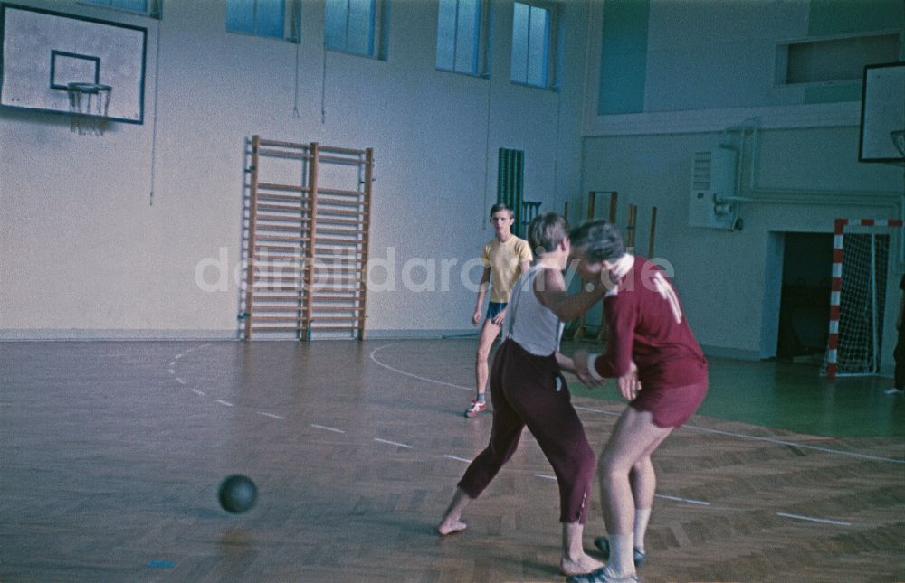 Berlin: Sportunterricht in einer Turnhalle in Berlin in der DDR
