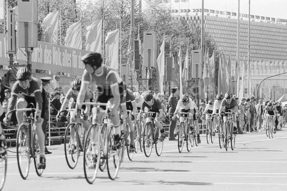 DDR-Bildarchiv: Berlin - Sportveranstaltung - Radrennen beim Volksfest zum 1. Mai in Berlin