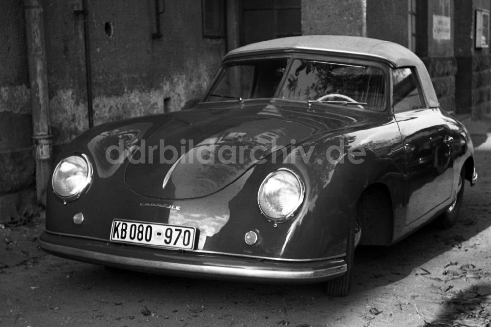 DDR-Fotoarchiv: Dresden - Sportwagen Porsche 356 Nr. 1 Roadster in Dresden im Bundesland Sachsen auf dem Gebiet der ehemaligen DDR, Deutsche Demokratische Republik