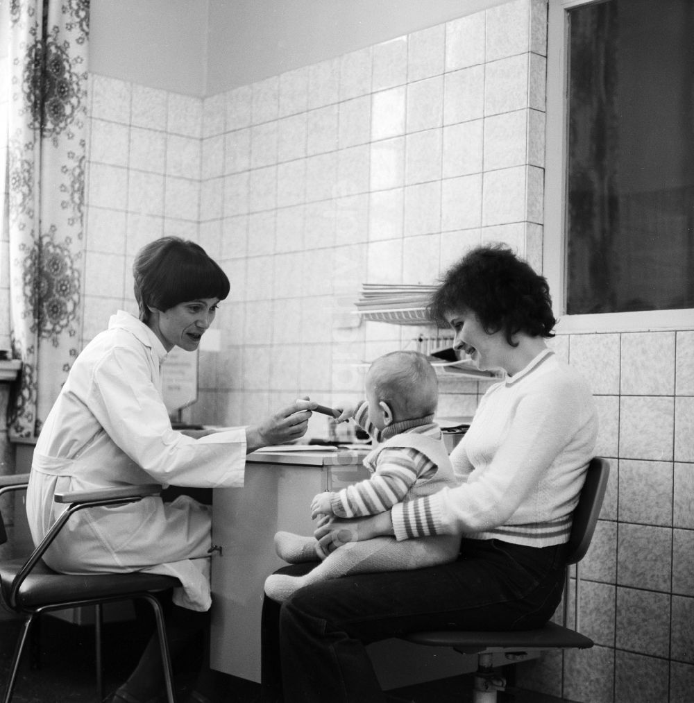Berlin: Sprechstunde in der Kinderklinik im Klinikum Berlin-Buch in Berlin, der ehemaligen Hauptstadt der DDR, Deutsche Demokratische Republik