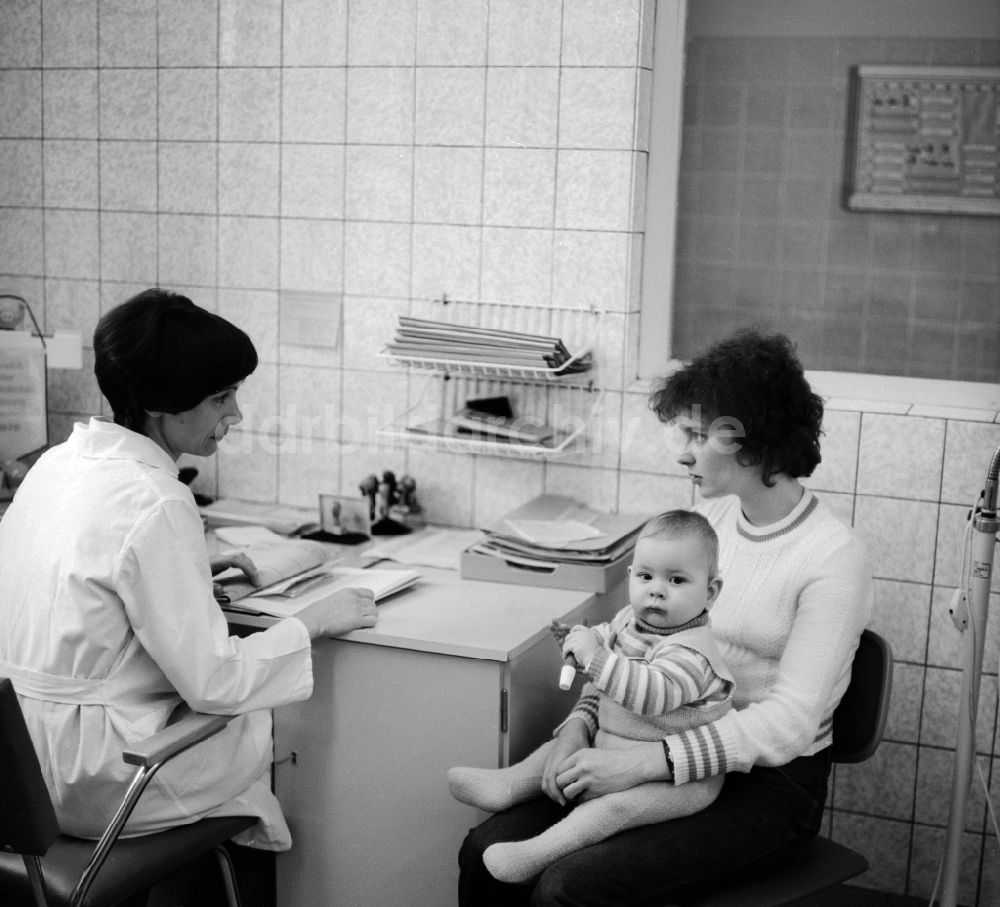 DDR-Bildarchiv: Berlin - Sprechstunde in der Kinderklinik im Klinikum Berlin-Buch in Berlin, der ehemaligen Hauptstadt der DDR, Deutsche Demokratische Republik