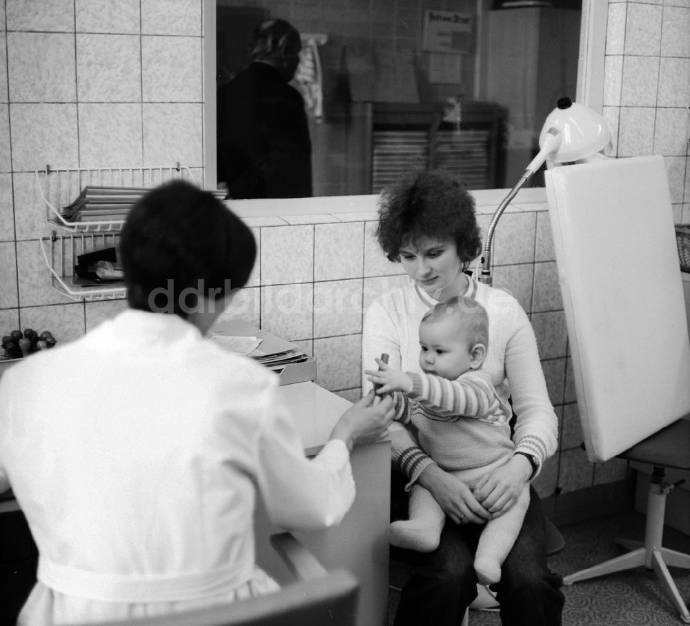 DDR-Fotoarchiv: Berlin - Sprechstunde in der Kinderklinik im Klinikum Berlin-Buch in Berlin, der ehemaligen Hauptstadt der DDR, Deutsche Demokratische Republik