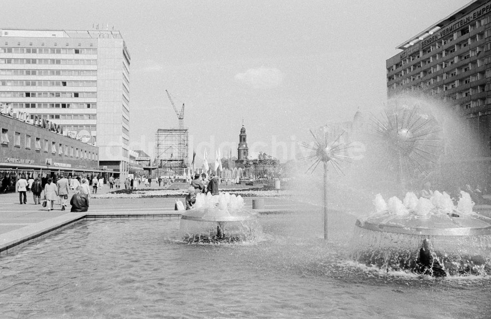 DDR-Bildarchiv: Dresden - Springbrunnen an der Flaniermeile Prager Straße in Dresden in Sachsen in der DDR