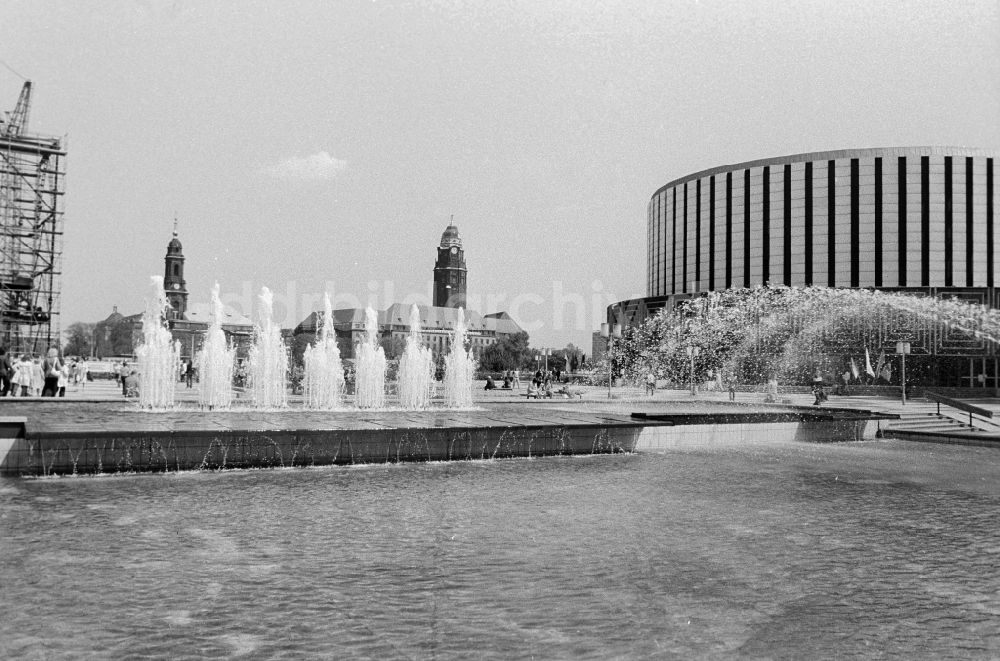 Dresden: Springbrunnen an der Flaniermeile Prager Straße in Dresden in Sachsen in der DDR