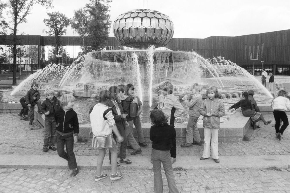 DDR-Bildarchiv: Berlin - Springbrunnen im Pionierpark in Berlin - Oberschöneweide 1981