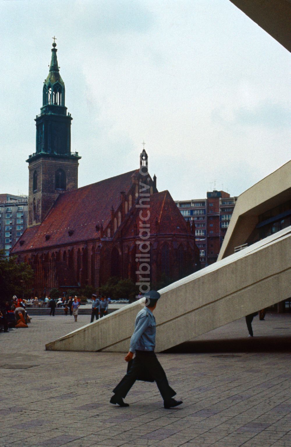 Berlin: St. Marienkirche auf dem Alexanderplatz und ein Polizist in Berlin in der DDR