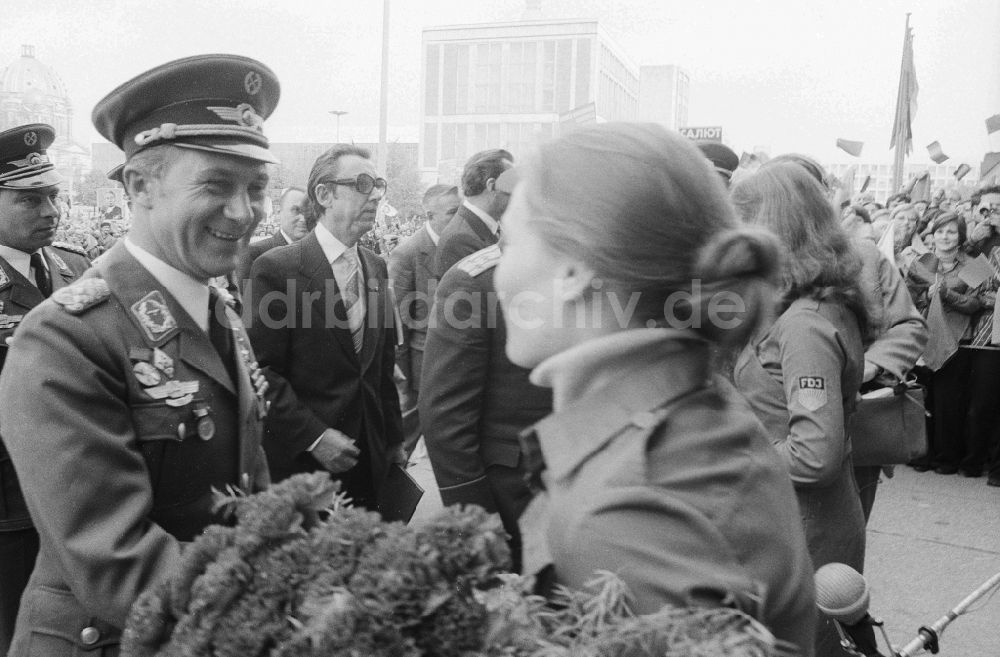Berlin: Staatsakt und Empfang des russischen Kosmonauten Waleri Fjodorowitsch Bykowski durch den deutschen Kosmonauten Sigmund Jähn in Berlin in der DDR