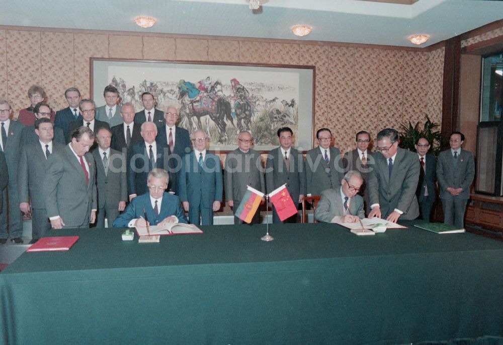 DDR-Fotoarchiv: Peking - Staatsakt zur Unterzeichnung eines Abkommens zwischen den Regierungen der DDR und der Volksrepublik China in Peking