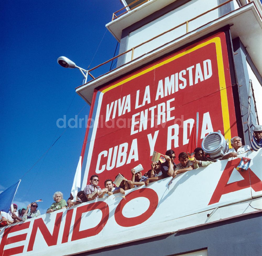 DDR-Bildarchiv: Santiago de Cuba - Staatsbesuch Erich Honecker 1974 in Kuba / Cuba - Ankunft