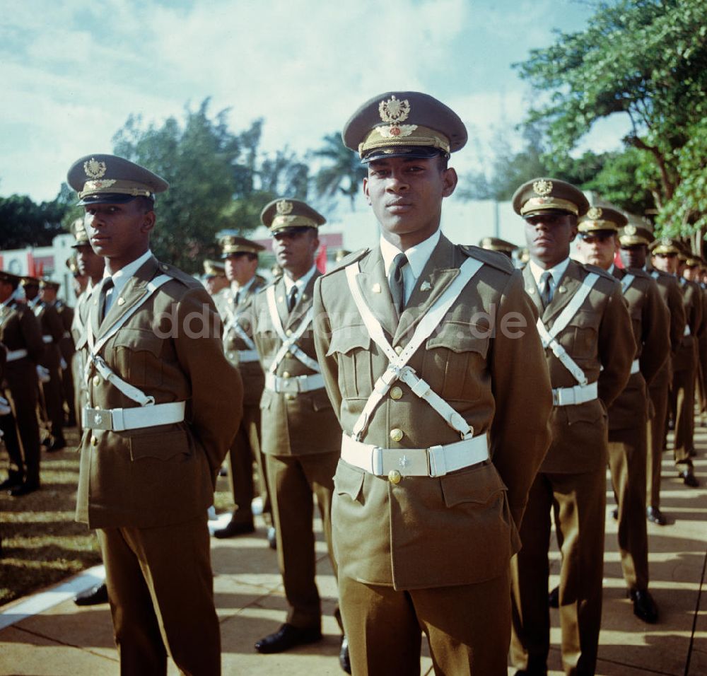 DDR-Bildarchiv: Santiago de Cuba - Staatsbesuch Erich Honecker 1974 in Kuba / Cuba - Ehrengarde