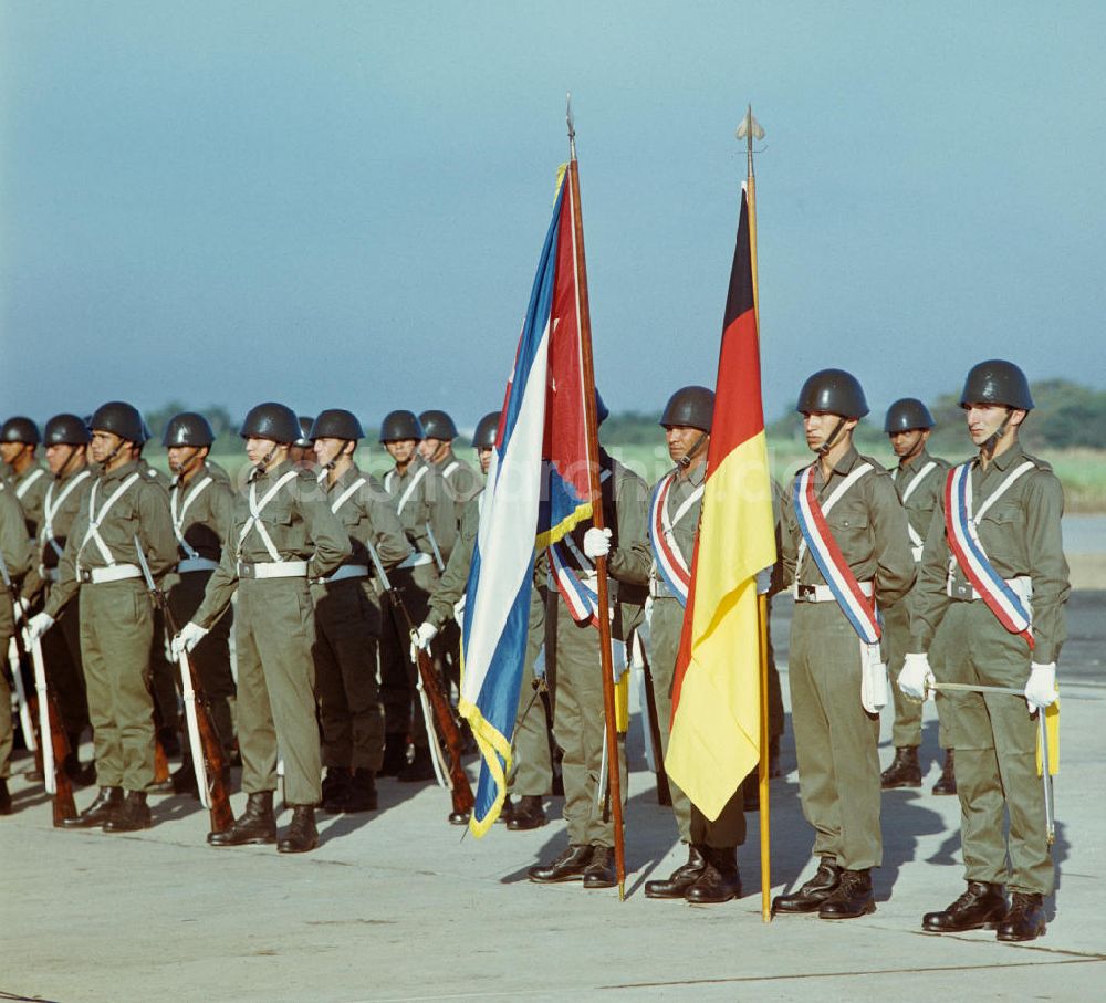 Santiago de Cuba: Staatsbesuch Erich Honecker 1974 in Kuba / Cuba - Ehrengarde