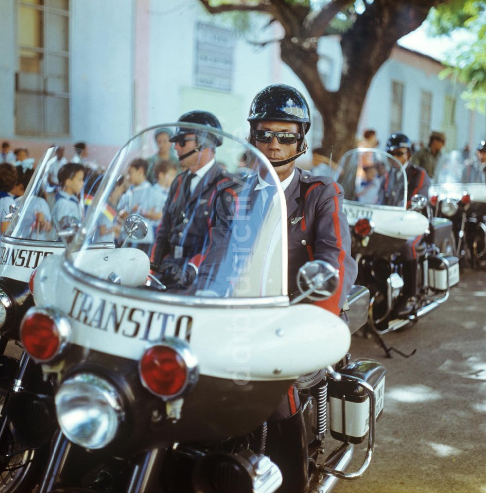 Santiago de Cuba: Staatsbesuch Erich Honecker 1974 in Kuba / Cuba - Eskorte